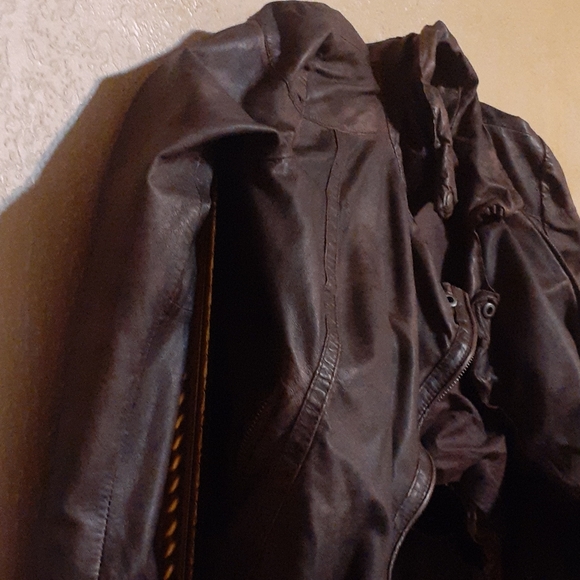 intage 90's leather jacket . A classic look.. - Picture 2 of 6